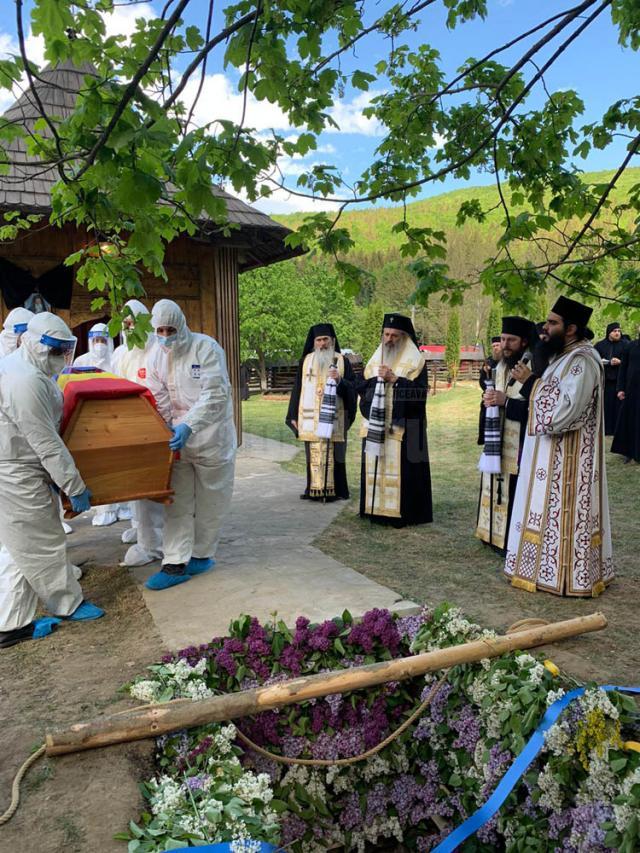 Sicriul Înalpreasfinției Sale Pimen a ajuns la mormântul de la Sihăstria Putnei