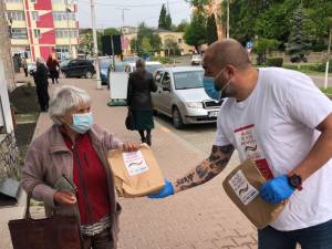 Voluntari ai Fundației Umanitare Nord 2001/ Sânge pentru România au împărțit pachete cu dezinfectanți, mănuși, măști persoanelor vulnerabile din Siret