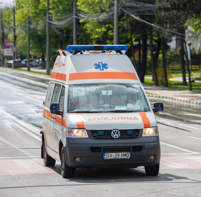 Fata a fost transportată la Spitalul Județean Suceava