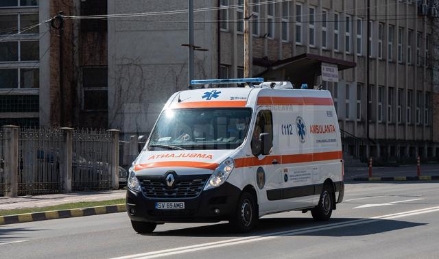 Un echipaj medical a transportat-o pe fată la Spitalul Județean Suceava