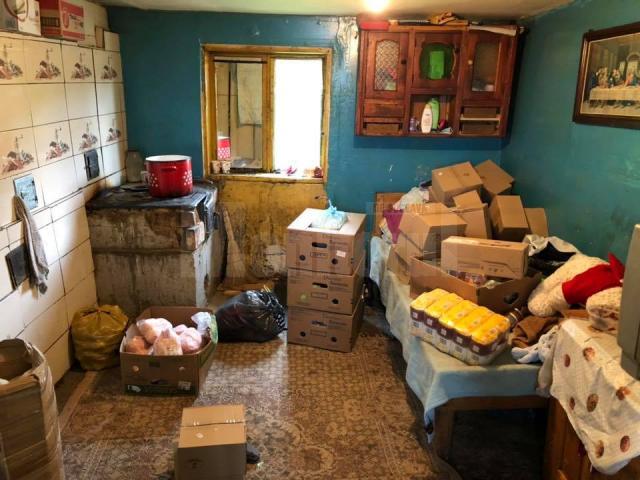 Familia cu 10 copii din Râșca a primit alimente, haine, jucării și jocuri educative, farfurii și o plapumă de lână din partea Centrului Social Maria Ward