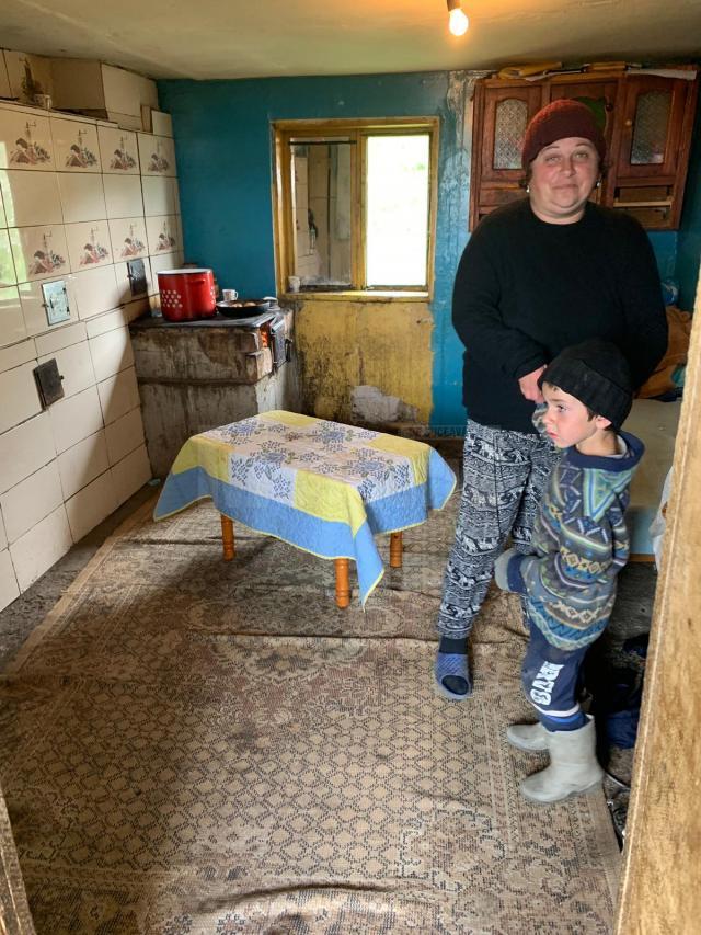 Fundația Umanitară Nord 2001/ Sânge pentru România, prima care a întins o mână de ajutor familiei din Râșca, cu 10 copii, care și-a pierdut toate bunurile într-un incendiu