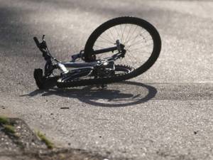 Un biciclist beat, accidentat după ce a intrat pe drumul principal fără a se asigura