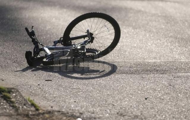 Un biciclist beat, accidentat după ce a intrat pe drumul principal fără a se asigura