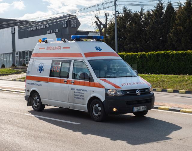 Biciclistul a fost preluat de o ambulanță și transportat la Spitalul din Gura Humorului