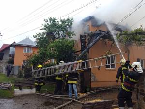 Flăcările au distrus anexele gospodăriei şi o parte importantă din casa de locuit