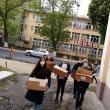 Voluntarii Asociației Tinerilor Ortodocși au împărțit 400 de pizza unor familii nevoiașe