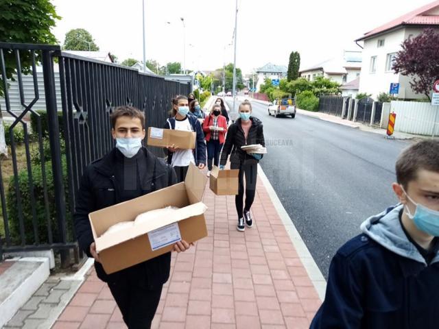 Voluntarii Asociației Tinerilor Ortodocși au împărțit 400 de pizza unor familii nevoiașe