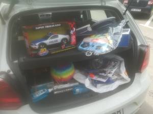 Ionuț a primit o uniformă, jucării și dulciuri de la polițiștii suceveni