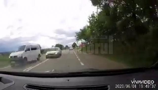 Un șofer a surprins două depășiri inconștiente în Suceava, la interval de 12 minute