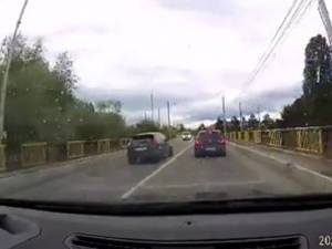 Un șofer a surprins două depășiri inconștiente în Suceava, la interval de 12 minute