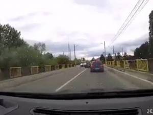 Un șofer a surprins două depășiri inconștiente în Suceava, la interval de 12 minute
