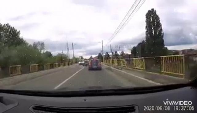 Un șofer a surprins două depășiri inconștiente în Suceava, la interval de 12 minute