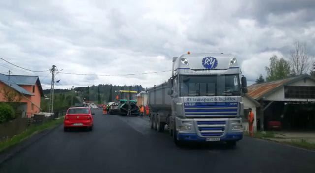 Covor asfaltic pe DN 17, după Dorna, și reparații pe DN 2H Rădăuți-Putna