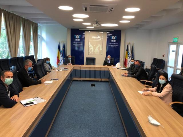 Imagini de la ședința în care primarul Ion Lungu și rectorul Valentin Popa și-au reiterat sprijinul pentru echipa de handbal