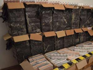 Polițiștii de frontieră suceveni au realizat două capturi de aproape 40 de mii de pachete de țigări aduse din Ucraina