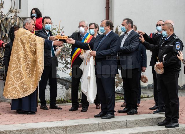 Slujbă de pomenire pentru eroii neamului, oficiată la inaugurarea Turnului Unirii, în prezența autorităților locale - foto Cosmin Romega
