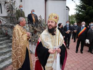 Participanți la slujba de pomenire pentru eroii neamului, oficiată la inaugurarea Turnului Unirii