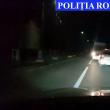 Microbuzul rulând  cu spatele, cu poliţia după el