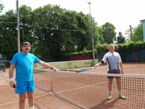Veteranii Gica Balan si Mitica Negru se bucura de tenis in cadrul Cupei Monitorul