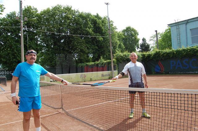 Veteranii Gica Balan si Mitica Negru se bucura de tenis in cadrul Cupei Monitorul