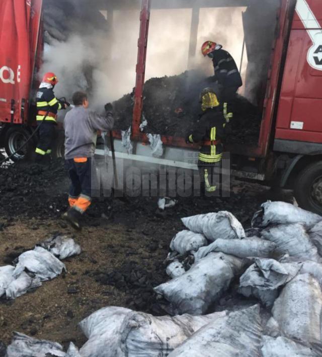 Camion încărcat cu cărbuni pentru grătar, cuprins de flăcări într-o parcare la Dornești