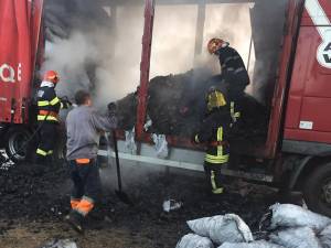Focul a ars mocnit în sacii cu cărbune, făcând dificila intervenția pompierilor