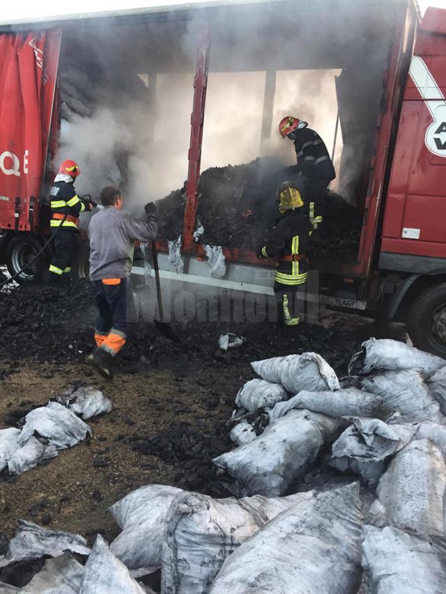 Focul a ars mocnit în sacii cu cărbune, făcând dificila intervenția pompierilor