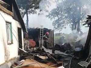 Incendiul a făcut pagube mari în gospodăria din Plopeni, din fericire fiind salvată casa familiei