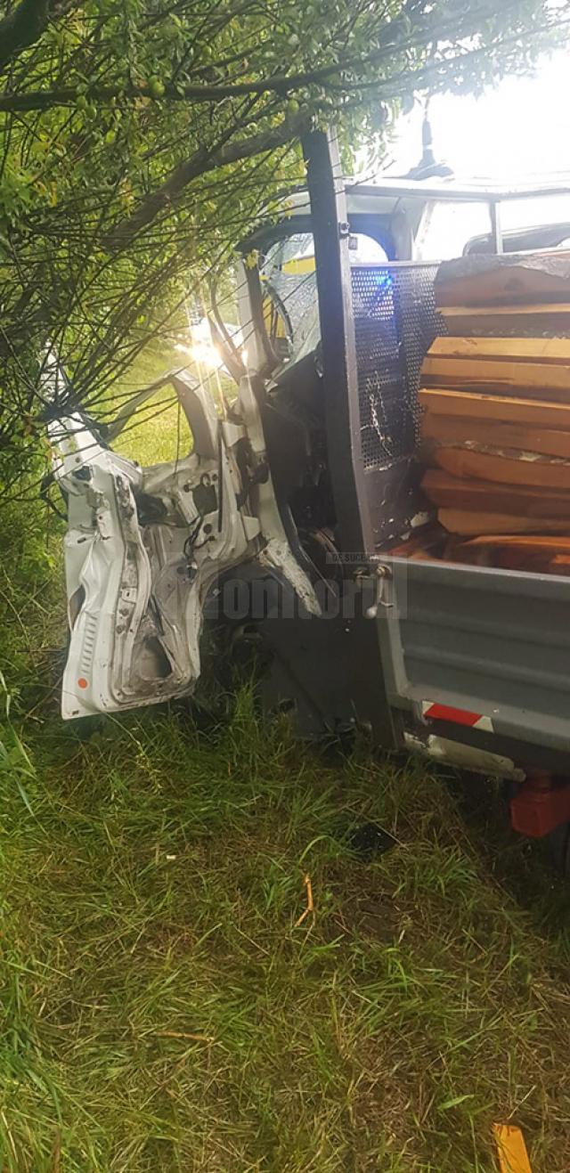 Autoutilitara Iveco încărcata cu lemn, implicata şi ea în coliziune