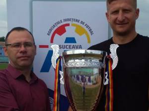 Ciprian Anton și Dorin Goian, ambasadorul Cupei României Railex, prezintă trofeul