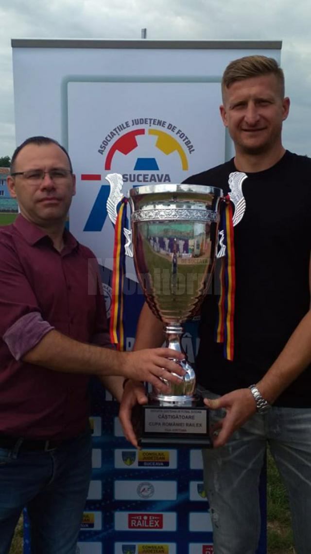 Ciprian Anton și Dorin Goian, ambasadorul Cupei României Railex, prezintă trofeul