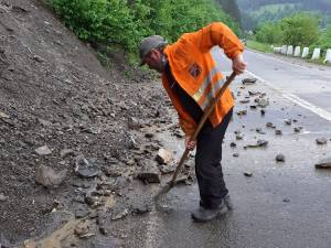 La Cotârgași, ploaia violentă a dislocat piatra de pe versanți