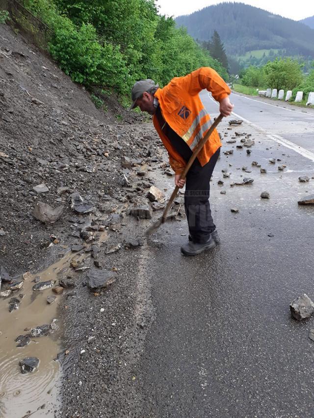 La Cotârgași, ploaia violentă a dislocat piatra de pe versanți