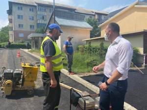 Viceprimarul Lucian Harșovschi a precizat că alte trei parcări de reședință și drumurile adiacente sunt în curs de modernizare în Obcini