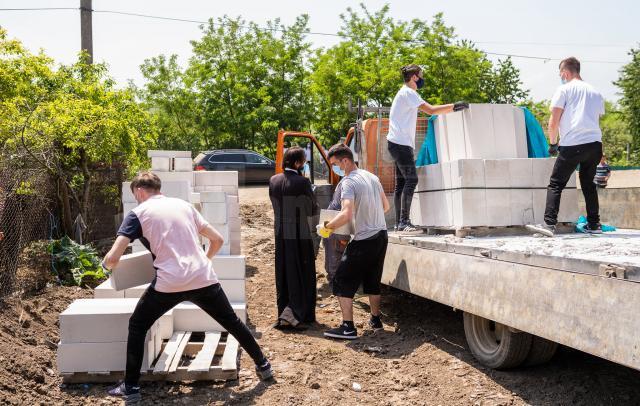 Voluntarii Asociației Tinerilor Ortodocși Suceveni au ajuns cu ajutoare la o familie greu încercată din Brăești – Botoșani