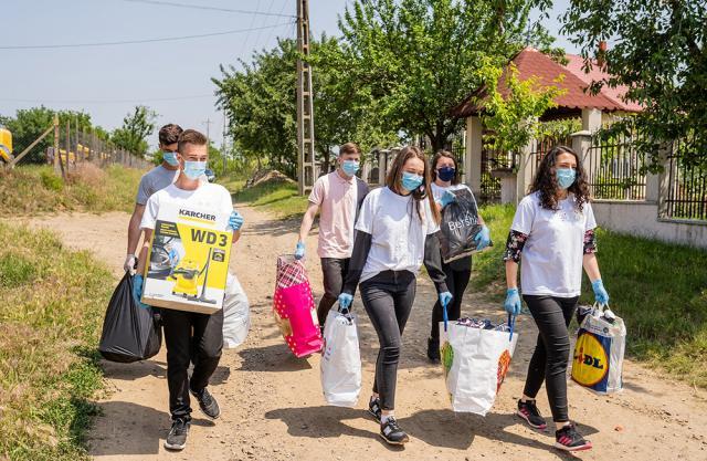 Voluntarii Asociației Tinerilor Ortodocși Suceveni au ajuns cu ajutoare la o familie greu încercată din Brăești – Botoșani