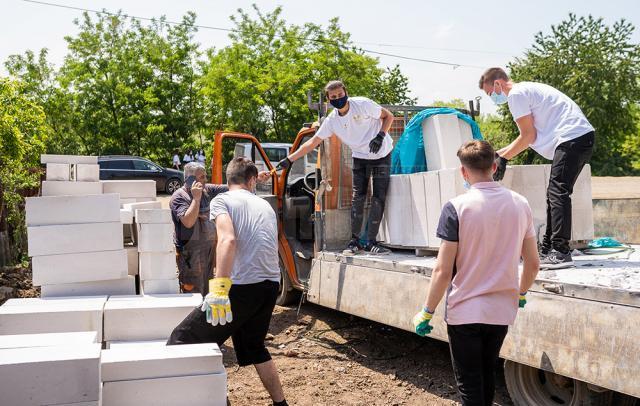 Voluntarii Asociației Tinerilor Ortodocși Suceveni au ajuns cu ajutoare la o familie greu încercată din Brăești – Botoșani