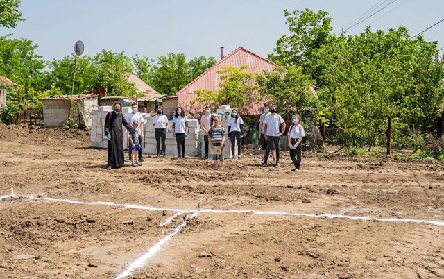 Voluntarii Asociației Tinerilor Ortodocși Suceveni au ajuns cu ajutoare la o familie greu încercată din Brăești – Botoșani