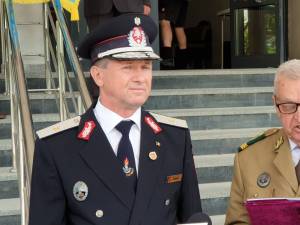 Colonel in retragere Neculai Niga si general in rezerva Ion Burlui, in timpul ceremoniei de decernare a diplomei