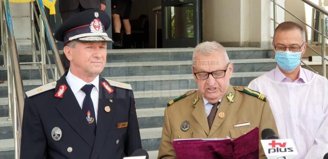 Colonel in retragere Neculai Niga si general in rezerva Ion Burlui, in timpul ceremoniei de decernare a diplomei