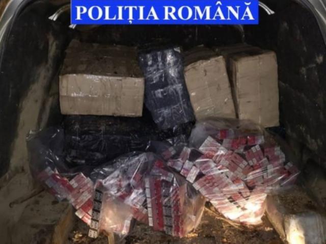 Peste 5500 de pachete cu țigări de contrabandă ascunse într-o autoutilitară cu lemne