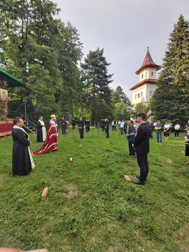 Slujbă de tedeum pentru seminariștii absolvenți ai clasei a XII-a, în curtea Mănăstirii „Sf. Ioan cel Nou” Suceava