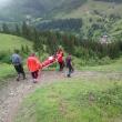 Salvamontiștii au coborât de pe munte o fetiță lovită de un cal
