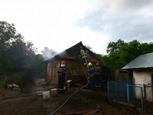 Interventie pompieri la o şură lovita de trăsnet, în satul Hreaţca