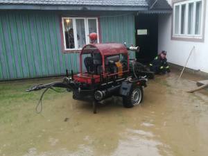 Pompierii au intervenit pentru scoaterea apei dintr-o curte din satul Mironu
