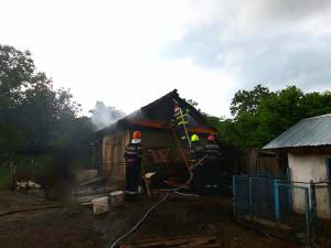 Intervenție a pompierilor la o şură lovită de trasnet, în satul Hreaţca