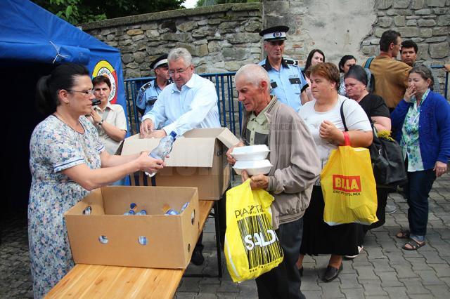 5.000 de sarmale şi 5.000 de sticle de apă erau oferite pelerinilor de către primarul Sucevei, Ion Lungu, an de an, la Hramul orașului