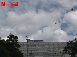 Lansarea de flori din elicoptere, deasupra Spitalului de Urgență