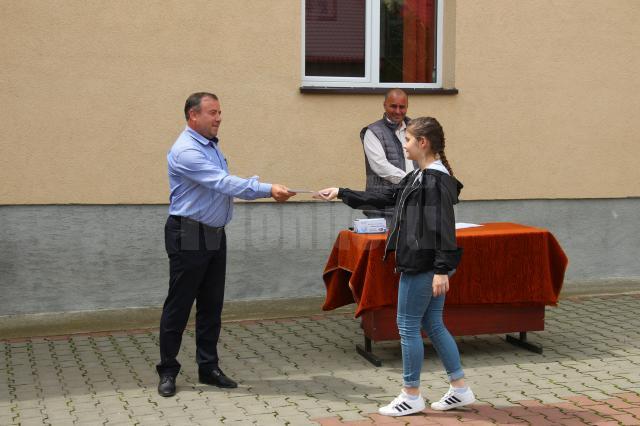 Primarul din Liteni i-a premiat pe liceenii din oras cu cele mai bune medii